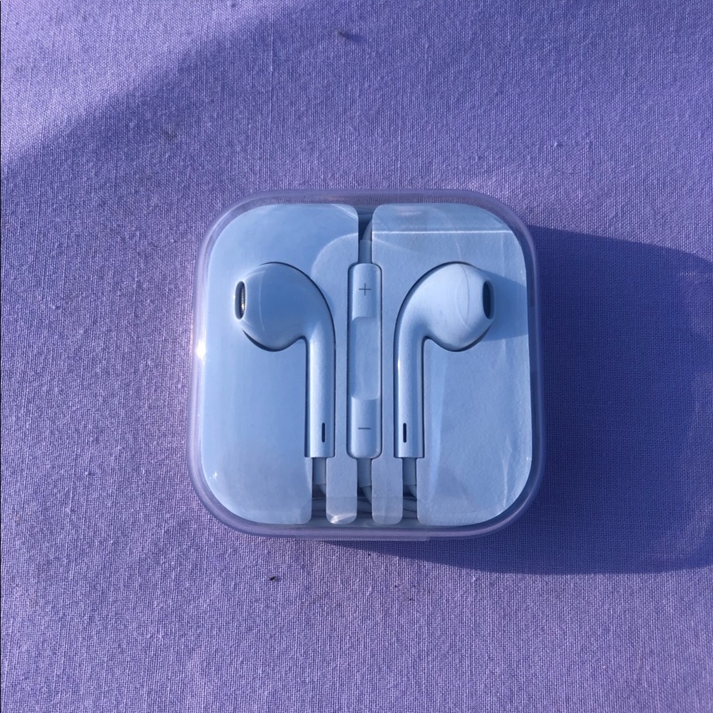Brand new Wired Apple EarPods with case